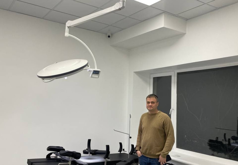 Встановлення операційної лампи та хірургічного столу у медичному закладі Одеси